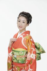 「鰻師の蒲焼」を歌う演歌歌手の西尾夕紀さん