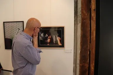 パリ個展への出展の一コマ