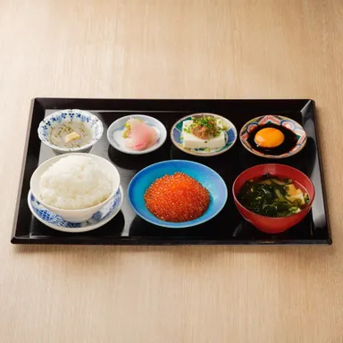 溢れ出る！いくら丼定食 2