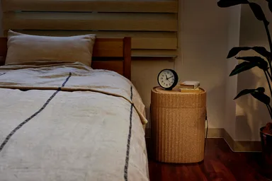 寝室のベッド側に