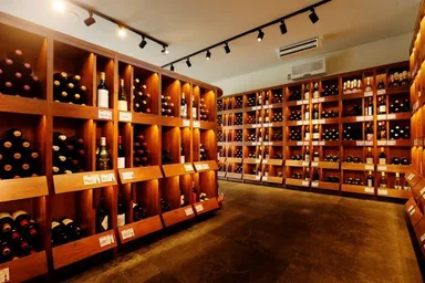 1Fは全国150社以上のワインが並ぶワインショップ