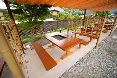 屋外のガーデンエリアでは囲炉裏型のレンタルバーベキューも楽しめます