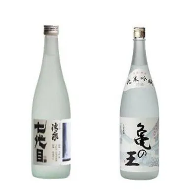 生貯蔵酒セット(左：七代目純米吟醸生貯蔵酒、右：亀の王純米吟醸生貯蔵酒)