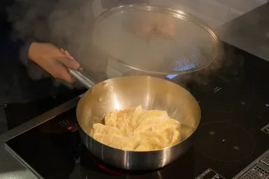 付属のガラス蓋で餃子もカンタン