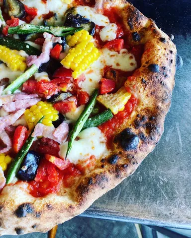 薪窯で焼き上げるピッツァ