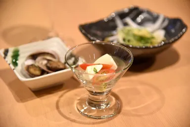 高知県産トマトのカプレーゼなど前菜3種