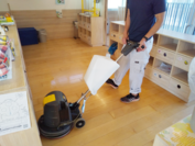 床面洗浄ワックス塗布作業1