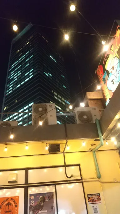 吹き抜けテラスから見えるミッドランドスクエア