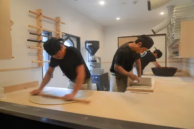 機械を一切使用せず熟練の職人たちが全て手打ち