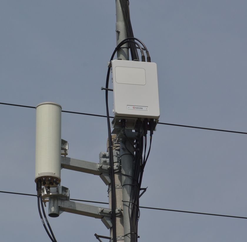 京セラとソフトバンク、5Gのミリ波を活用した
バックホールシステムの実証実験に成功