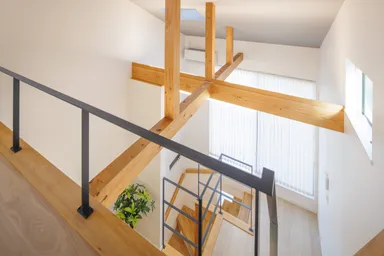 2Fロフトからリビングを望む