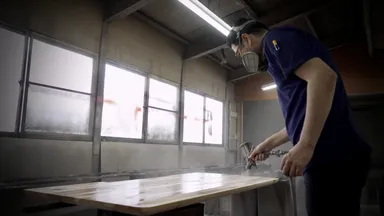 杉の天板にクリア塗装をしている様子