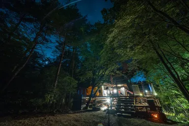 周りは森なのでとても静かです。外周部にフェンスがあるのでデッキ上はドックランとしてお使いいただけます。