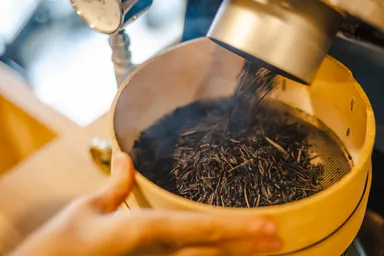 深く丁寧に焙煎した漆黒の茶葉