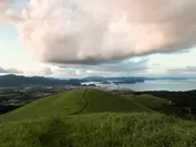 五島のシンボル「鬼岳」の噴火により形成されたとされる溶岩海岸を見下ろす高台に位置