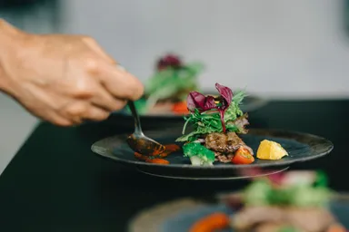 地元の食材を使用したモーニング、ランチをご提供します。