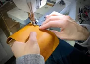 鹿革製品の縫製作業