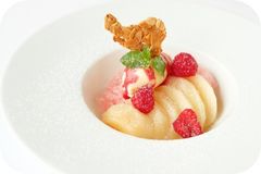 “ピーチ・メルバ” ブラッスリー ポール・ボキューズ 銀座スタイル　福島県産　白桃のコンポート バニラアイスクリームとラズベリー