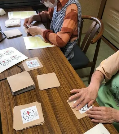 地域の高齢者スタッフによる作業風景