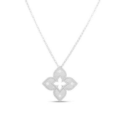 ＜プリンセスフラワー＞K18WG・ダイヤモンド ネックレス。￥308,000(税込)