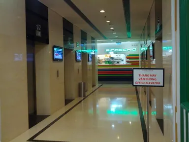 オフィスフロアから直通のエレベータ