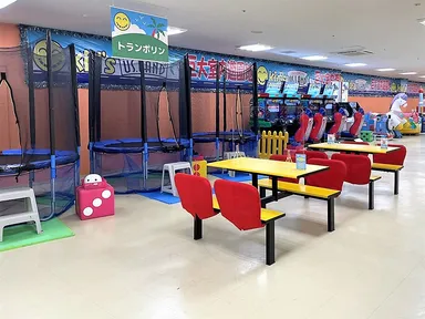 楽しいトランポリンや遊び放題の人気ゲーム機！