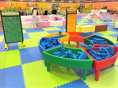 近くの室内遊び場！だから暑い日も寒い日も雨の日も天気を気にせずゆっくり遊べる全天候型屋内遊園地