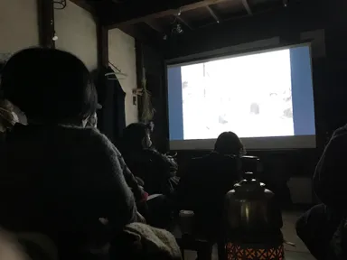 8mmフィルムが撮影された時代の趣を残す上映会場