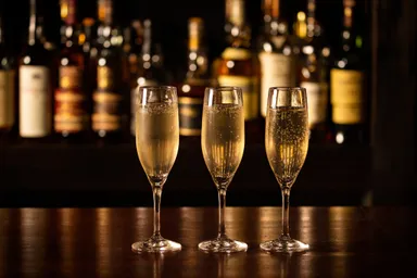 期間限定でスパークリングワイン1杯を無料でご提供