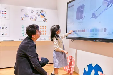 大画面のシミュレーターで自分だけの特別なランドセルを作成していただけます