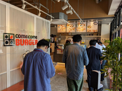 1号店の「comecomeBURGER　長尾店」はオープンから行列