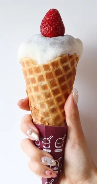 焼きたてコーンの苺大福ソフト