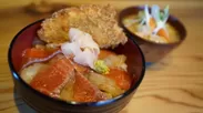 アヨロ丼(白身魚と白老サーモンの漬け丼に白身魚フライ付き)