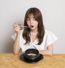 Qoo10 Presents「ドラマ観ながら、なに食べよ？」ちぃぽぽも絶賛！「鶏の旨味が凝縮されて、めちゃくちゃ美味しい！」ヒーリングストーリーとクッパで、心もお腹も温かく満たされて！