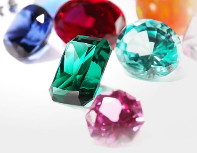 宝石が持つ美しさの再現に挑戦した52年
京セラの人工宝石「クレサンベール」について