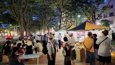 音楽とお酒を楽しむ人でにぎわう会場