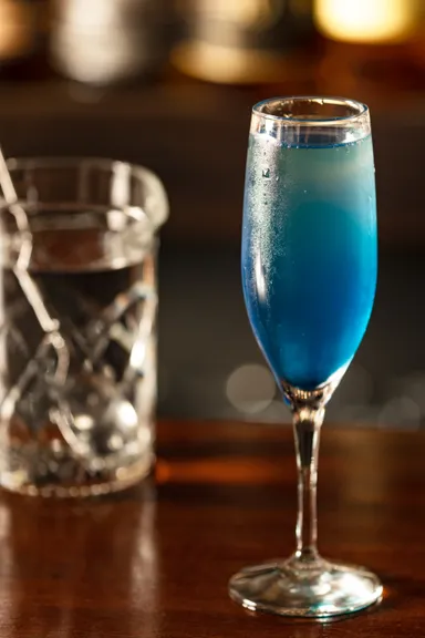 夏らしい涼しげな色合いの特製カクテル