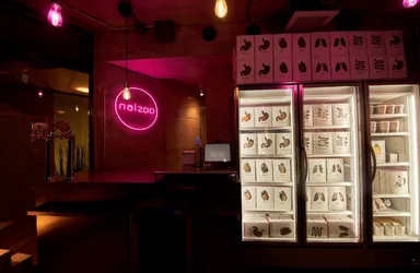 冷凍庫が並ぶ無人店舗