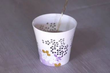 万華鏡ロックカップ　お茶を注いでいる様子