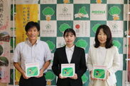 左から、島田 智明 河内長野市長、教育学部4年生正膳 沙也花さん、教育学部 坂本 暁美 教授