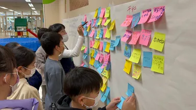 『こどものまち』準備の様子　まちのルールなども自分たちで考えます