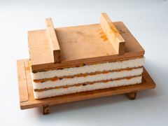 こけら寿司は押し寿司です。