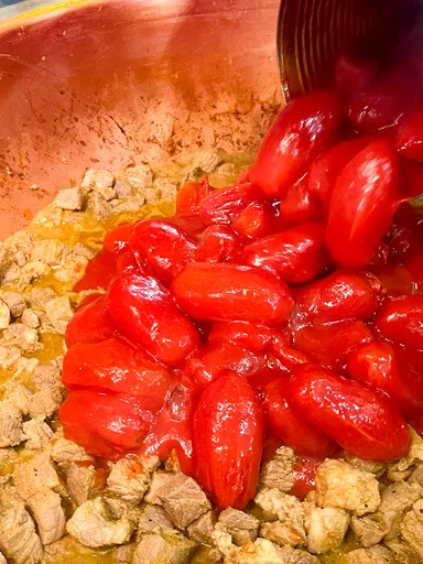 03_無添加のイタリアンホールトマト缶でトマトの酸味をプラス