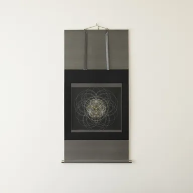 銀色や金色で表現した紋曼荼羅を掛け軸にした作品(2)