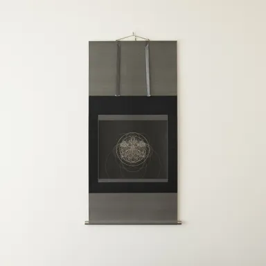 銀色や金色で表現した紋曼荼羅を掛け軸にした作品(3)