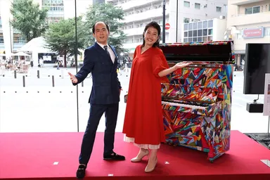 Hareza池袋_ミュージカル風のポーズを決める斎藤司（トレンディエンジェル）・横澤夏子