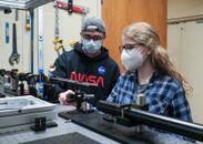 UCFの学生は、エンジンに関連する条件での燃焼実験データを収集するために、UCF CATERのHiPER STAR衝撃波管装置に先進のレーザー分光装置を結合させる作業を行っています。
