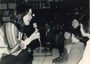 ミニコンサートで歌うテレサ(1977年三島町内)