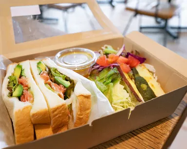 新鮮野菜を使用したサンドイッチ