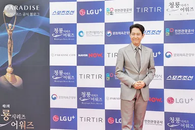 第1回青龍シリーズアワードで受賞したイ・ジョンジェ